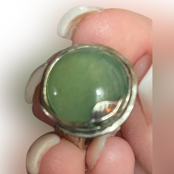 Signed Israel Round Cabochon Jade Stone & 925 B Silver Grape Vine Motif Ring - Picture 7 of 11